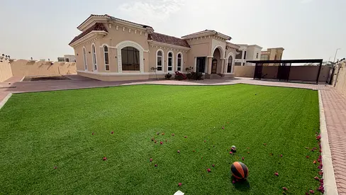 Practical and spacious design - Majlis (formal sitting room) - 4 master bedrooms - Landscaped garden - Driver's room - Maid's room - Practical and spa