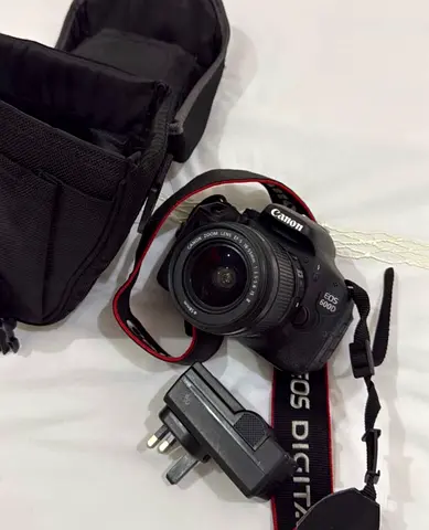 Canon EOS 600D DSLR with 18-55mm Lens, Charger and Carry Case