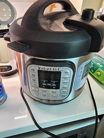 Instant Pot Electric Pressure Cooker (6L) - Good Condition