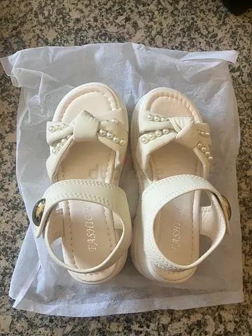 Size 35 White Pearl Bow Girls Sandals - Brand New