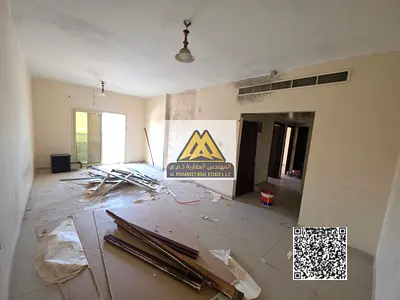 شقة مميزة بمساحات كبيرة وتصميم عملي مناسب للعائلات، تتكون من غرفتين نوم وصالة مع صالة منفصلة وحمامين وبلكونة بإطلالة مفتوحة، مع تكييف مركزي يوفر راحة