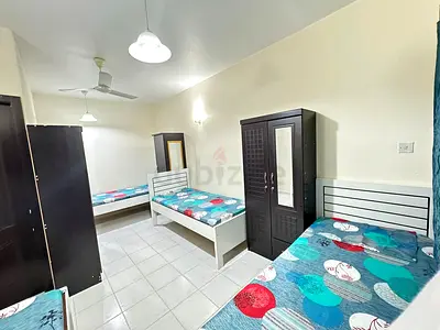 LADIES BEDSPACE NEAR SHARAF DG METRO