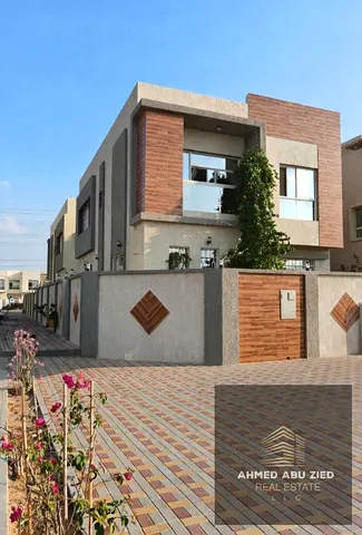 A Rare Opportunity for Living or Investment 3 year old corner villa comsist of 5 master bedrooms in