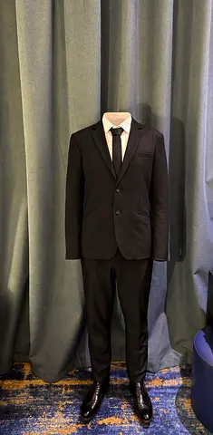 Mens Black Two-Piece Suit with Tie - Excellent Condition