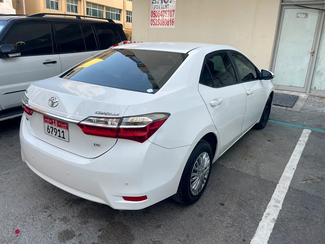 Toyota Corolla 2018 — photo 1 of 8