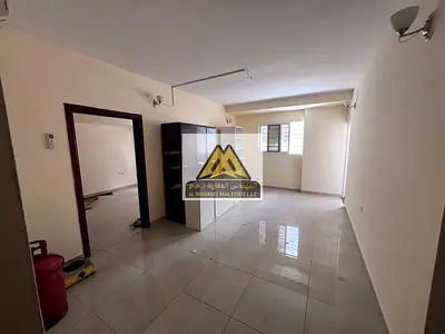شقة غرفة وصالة بالراشدية عجمان، غرفة ماستر، 2 حمام، 2 بلكونة واسعة، طابق أرضي، 31 ألف سنويًا على 4 دفعات، موقع مميز.