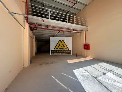مستودع تجاري بميزانين للإيجار في الجرف الصناعية – عجمان ناسب لمختلف الأنشطة التجارية والتخزين.