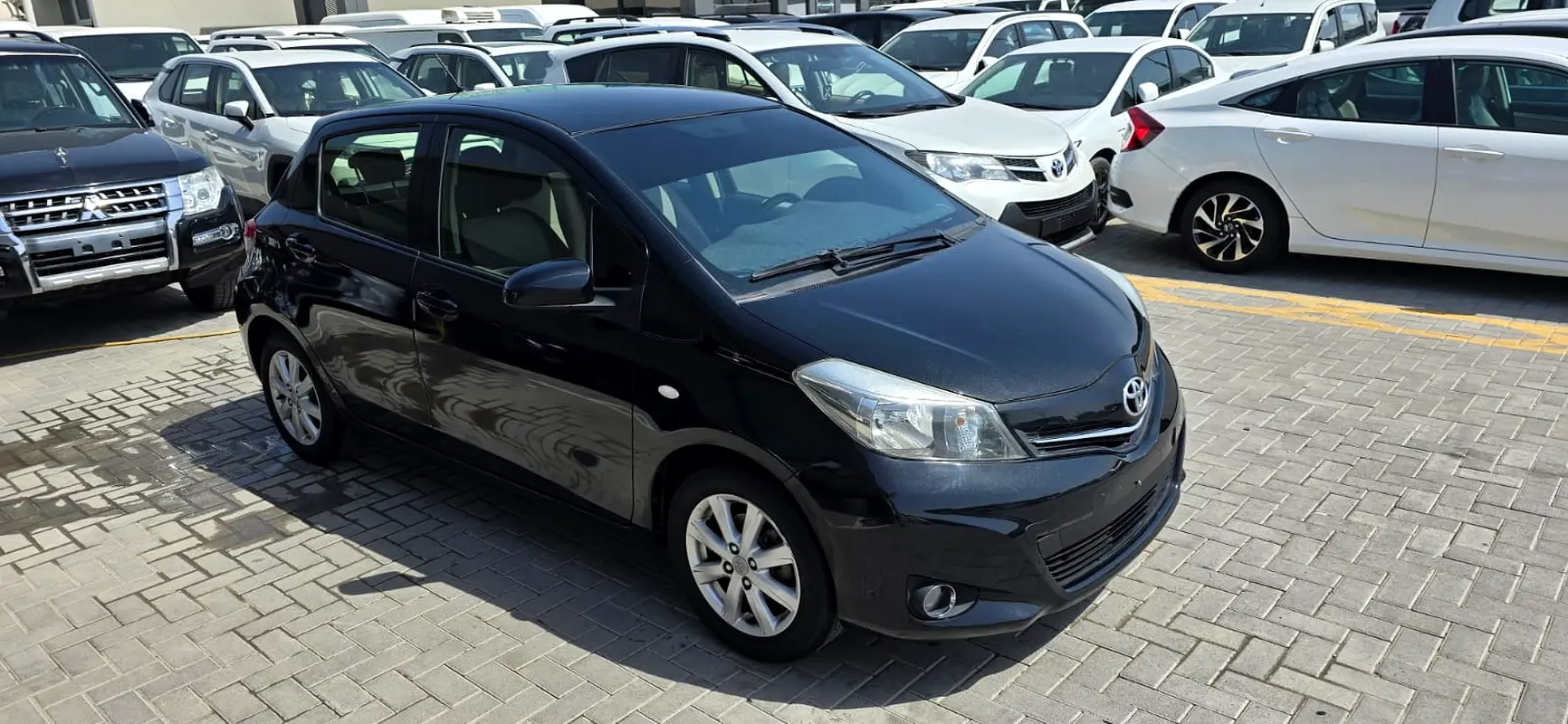 Toyota Yaris 2013 — photo 1 of 16
