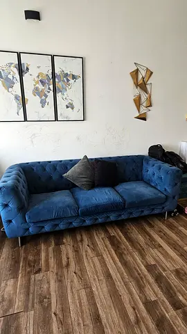 Blue velvet 3-seater tufted sofa in good condition