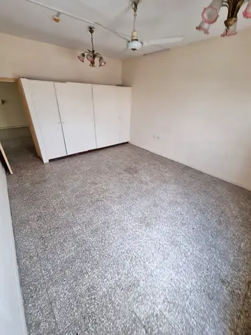 📍 للإيجار في الشارقة – أبو شغارة 🏠 غرفتين وصالة + بلكونة  حمام  الإيجار السنوي: 36,000 درهم  التفاصيل: تأمين: 2,500 درهم (شيك يُؤجَّل 3 شهور)