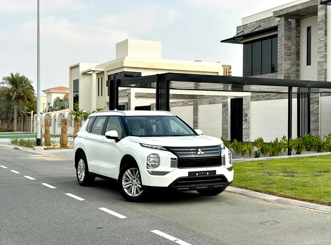 Mitsubishi Outlander 2023 — photo 1 of 18