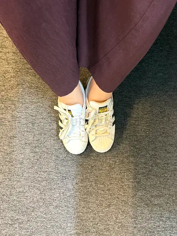 Women sneakers worn without socks