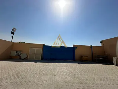 ساحه مفتوحه مميزه مساحتها 20,000 قدم في منطقة الصجعة الصناعيه بالشارقة  كهرباء 130 KVA