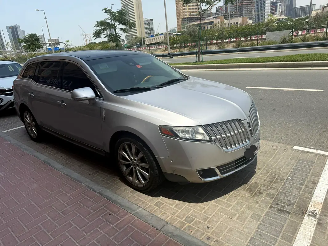 Lincoln MKT 2012 — photo 1 of 5