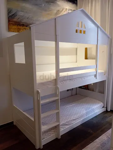 🏡 House-style Bunk Bed for kids in good condition.