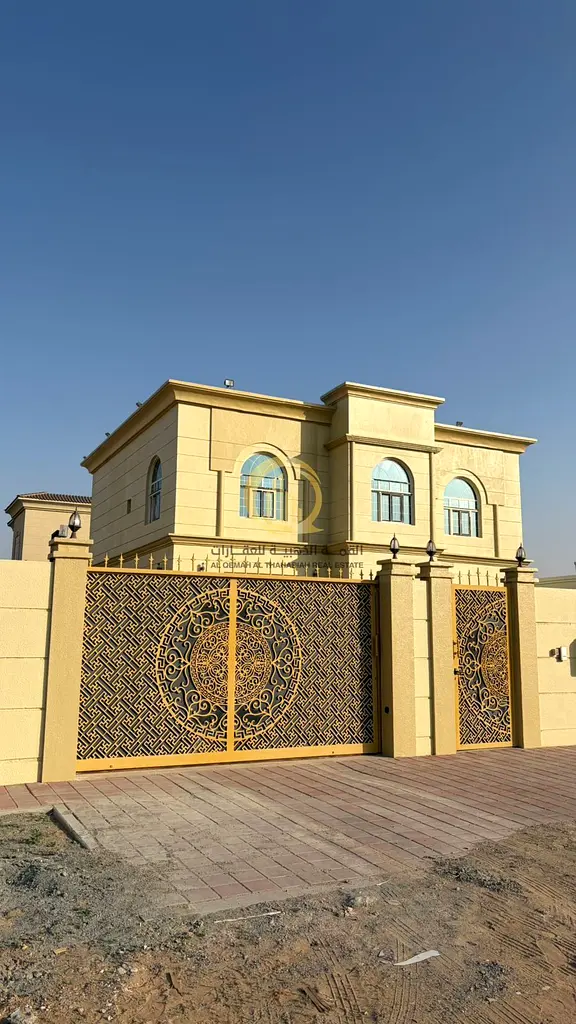 للبع فيلا في منطقة الرحمانية الشغرافة 3 موقع مميز قريب من كافة الخدمات , مكونة من طابقين , ويوجد ملحق خارجي