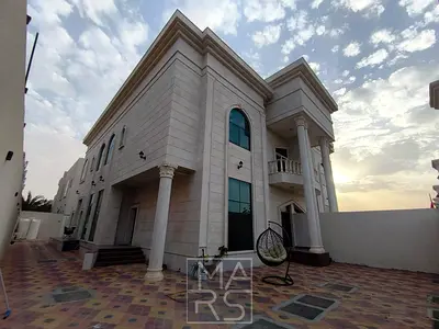 فيلا فسيحة للإيجار في مجمع نسما السكني، تضم 5 غرف نوم