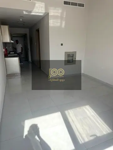 ستديو مميز للإيجار السنوي في أم القيوين منطقة الهبوب بخزائن حائط وتشطيب عملي بسعر مناسب