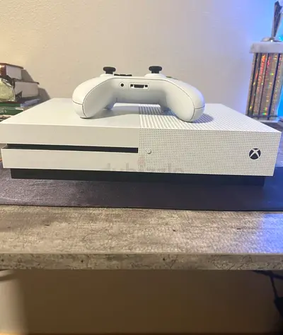 Xbox one s with 1 controller