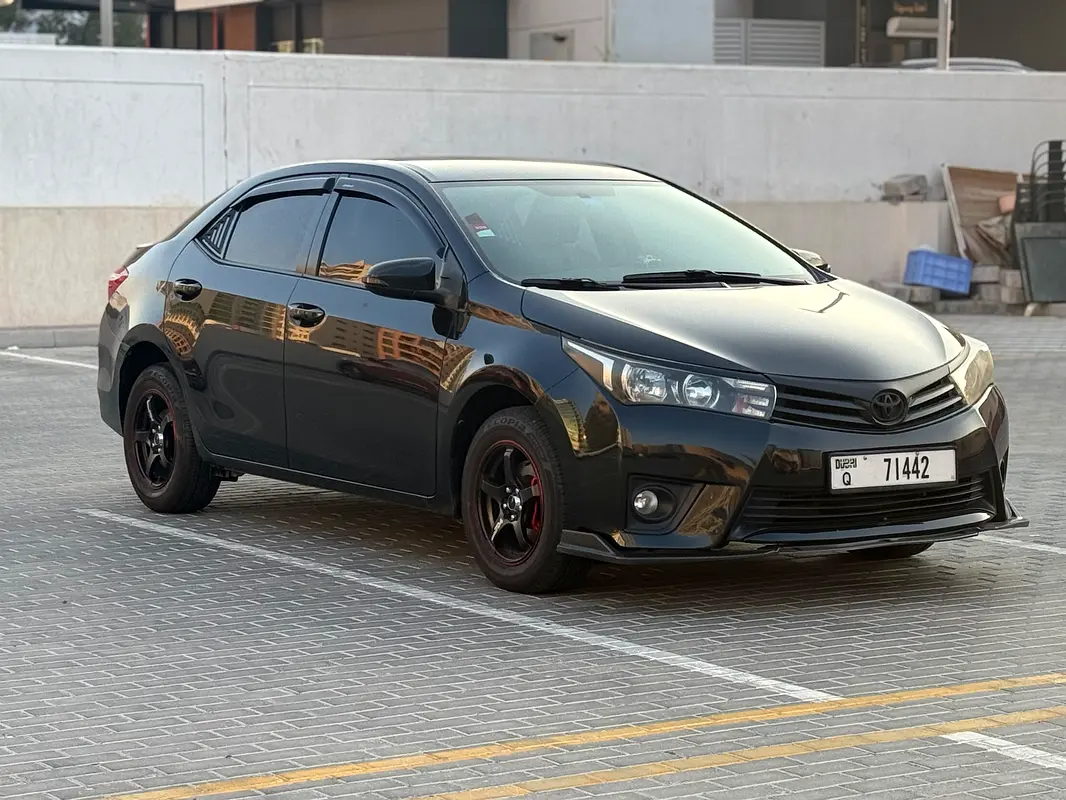 Toyota Corolla 2015 — photo 1 of 17