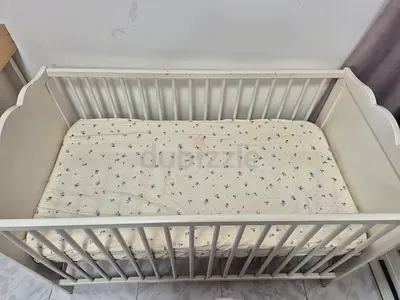 White wooden baby crib with mattress - good used condition