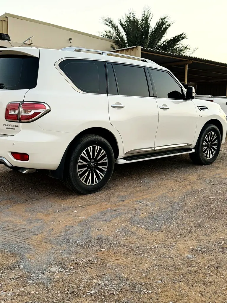 Nissan Patrol 2016 — photo 1 of 7