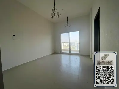 استوديو قرية الاميرة مع مطبخ منفصل وبلكونة باطلالة مفتوحة موقع مميز بالكامل على مخرج دبي والشارقة تكيف مركزى مساحة كبيرة