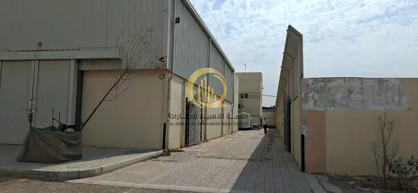 للبيع عقار صناعي الصجعه الصناعيه الشارقه  دخل سنوي 500,000 درهم  مساحه العقار 20,000 قدم  مكون من 15 غرفه سكن عمال ارضي واول