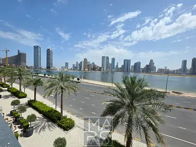 🌊 إطلالة بحرية كاملة من الواجهة الأمامية،