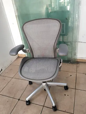 Im selling Herman Miller Areon classic chair size B size and C available for