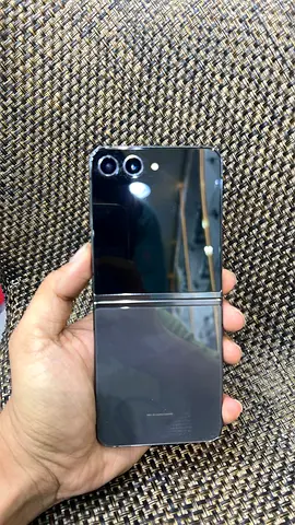 Foldable Samsung Galaxy Z Flip 5 (Mirror Black) - Good Condition