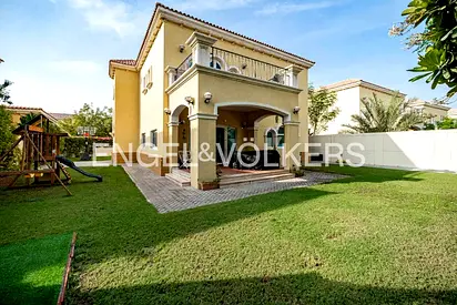 Close to shops & cafes | Spacious | Near Park