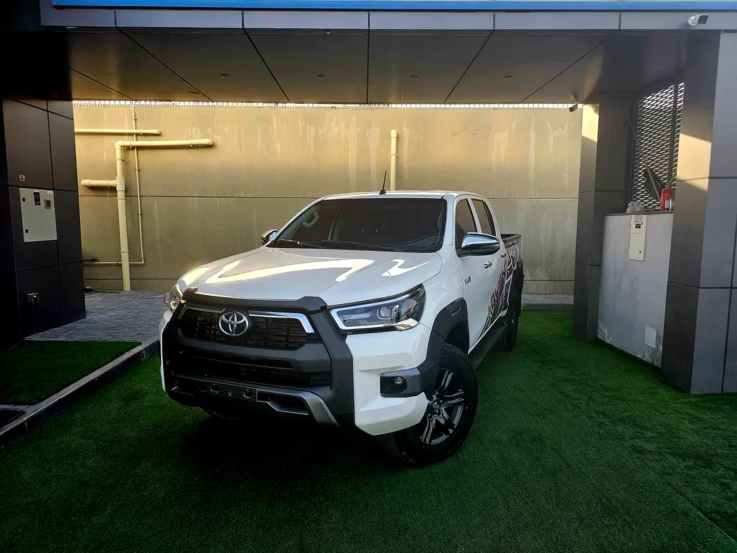 Toyota Hilux 2023 — photo 1 of 18