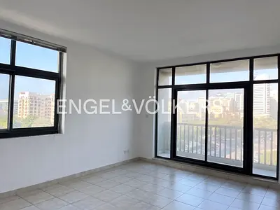 Unfurnished l Vacant l Lake View