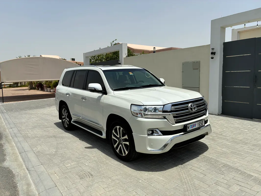 Toyota Land Cruiser 2017 — photo 1 of 7