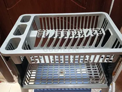 Two-tier plastic dish drainer with utensil holder selling due to home replacement