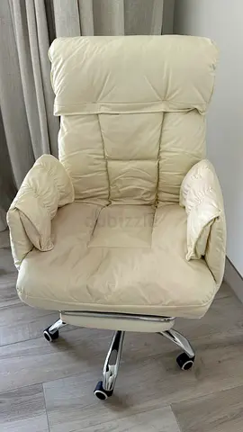 Cream padded swivel office chair with headrest