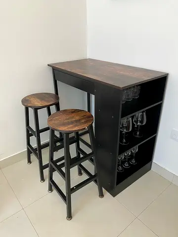 Bar Table  2 Stools Set – Excellent Condition – AED 200
