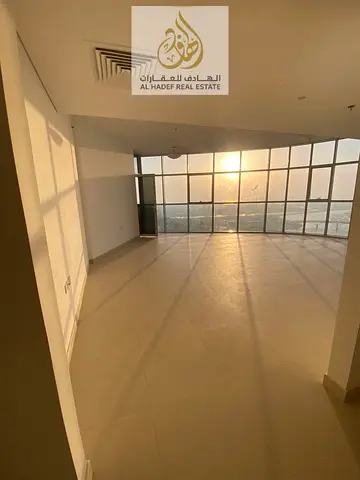 للإيجار السنوي في إمارة الشارقة بمنطقة المجاز شقة فاخرة أول ساكن داخل تاور راقٍ بإطلالة بحرية مباشرة توفر تجربة سكنية استثنائية لعشاق الفخامة والراحة،
