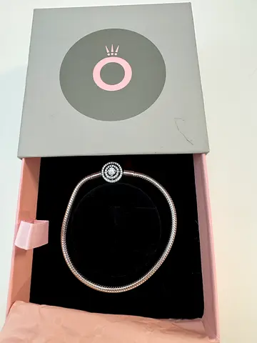 Pandora Moments Halo Snake Chain Bracelet
Sterling silver