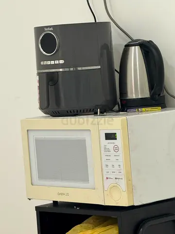 Used countertop microwave oven - working condition