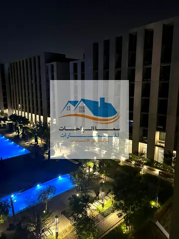 شقة مفروشة متاحة للإيجار الشهري، اول ساكن  بسعر 6200 درهم شامل موقف السيارات، وحمام السباحة، وصالة الألعاب الرياضية. غرفة نوم رئيسية مع شرفة مطلة على