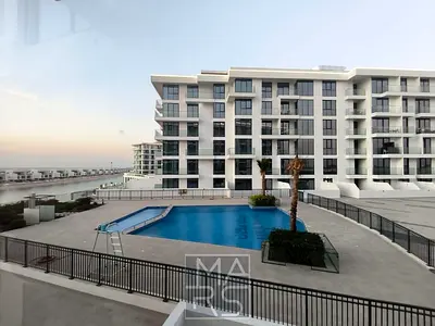 شقة واسعة بغرفة نوم واحدة مطلة على المسبح في أجمل مكان | 963 قدم مربع | 48,000 درهم إماراتي