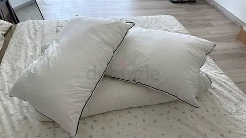 Set of 2 White Pillows with Piped Edging and duvet - excellent  Condition