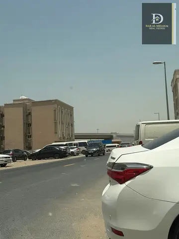 للبيع فى الشارقة   منطقة مويلح التجارية   بناية موقع مميز جداً   على شارع قار  زاوية على شارعين  تملك مواطنين ودول مجلس التعاون الخليجي