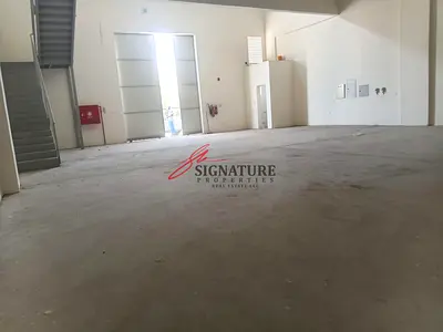 مستودع جديد كلياً للإيجار في منطقة الجرف 3 الصناعية بعجمان، مساحته 2500 قدم مربع أرضي، 1200 قدم مربع ميزانين، 3700 قدم مربع، مزود بتيار كهربائي ثلاثي