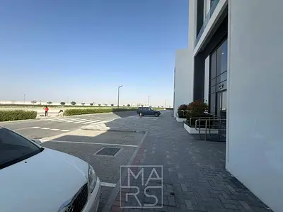 تتوفر محلات تجارية للإيجار داخل مجمع سكني وتجاري يُعد من أجمل وأرقى المواقع، مناسب لإقامة مختلف الأنشطة التجارية والخدمية.