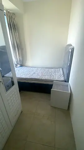 Available private room with window in JLT for 2000