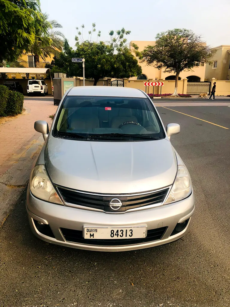 Nissan Tiida 2011 — photo 1 of 10