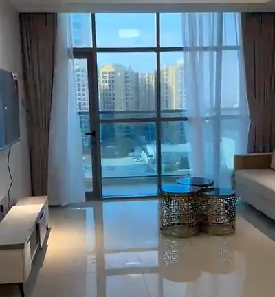 شقة مميزة بمساحة واسعة وتصميم عملي، مناسبة للسكن أو الاستثمار، مع موقف سيارة وخطة أقساط شهرية مريحة.
